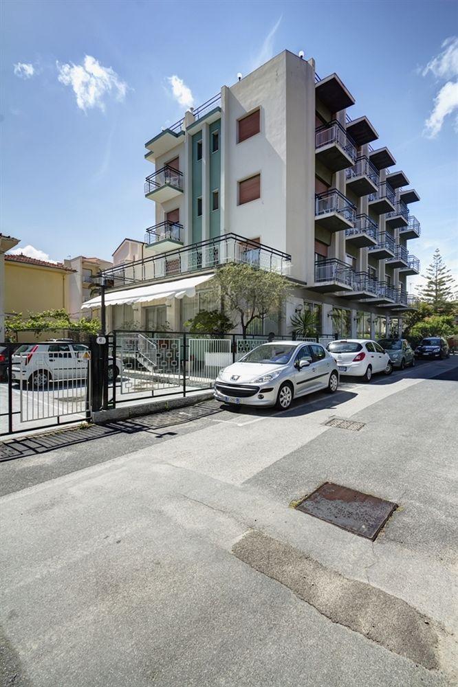 Hotel Virginia Diano Marina Dış mekan fotoğraf